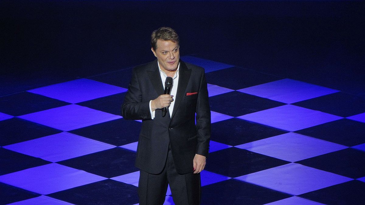 Eddie Izzard Was A Gender-Nonconforming Icon. What Happened?